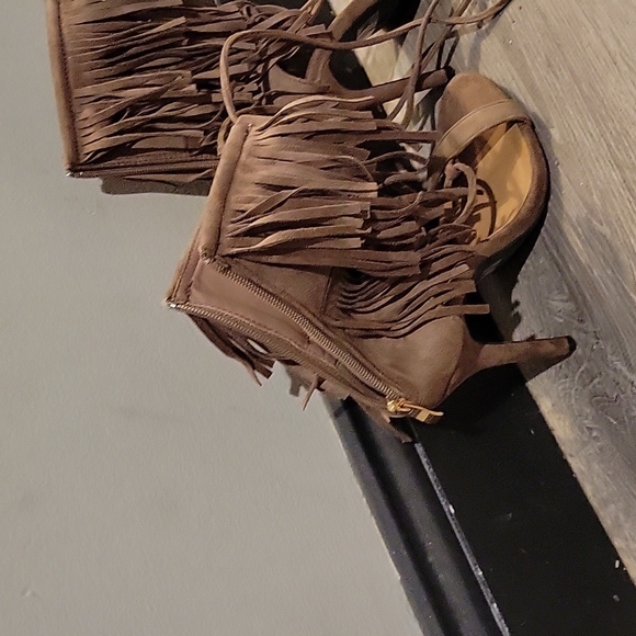 Heels - Picture 4 of 4